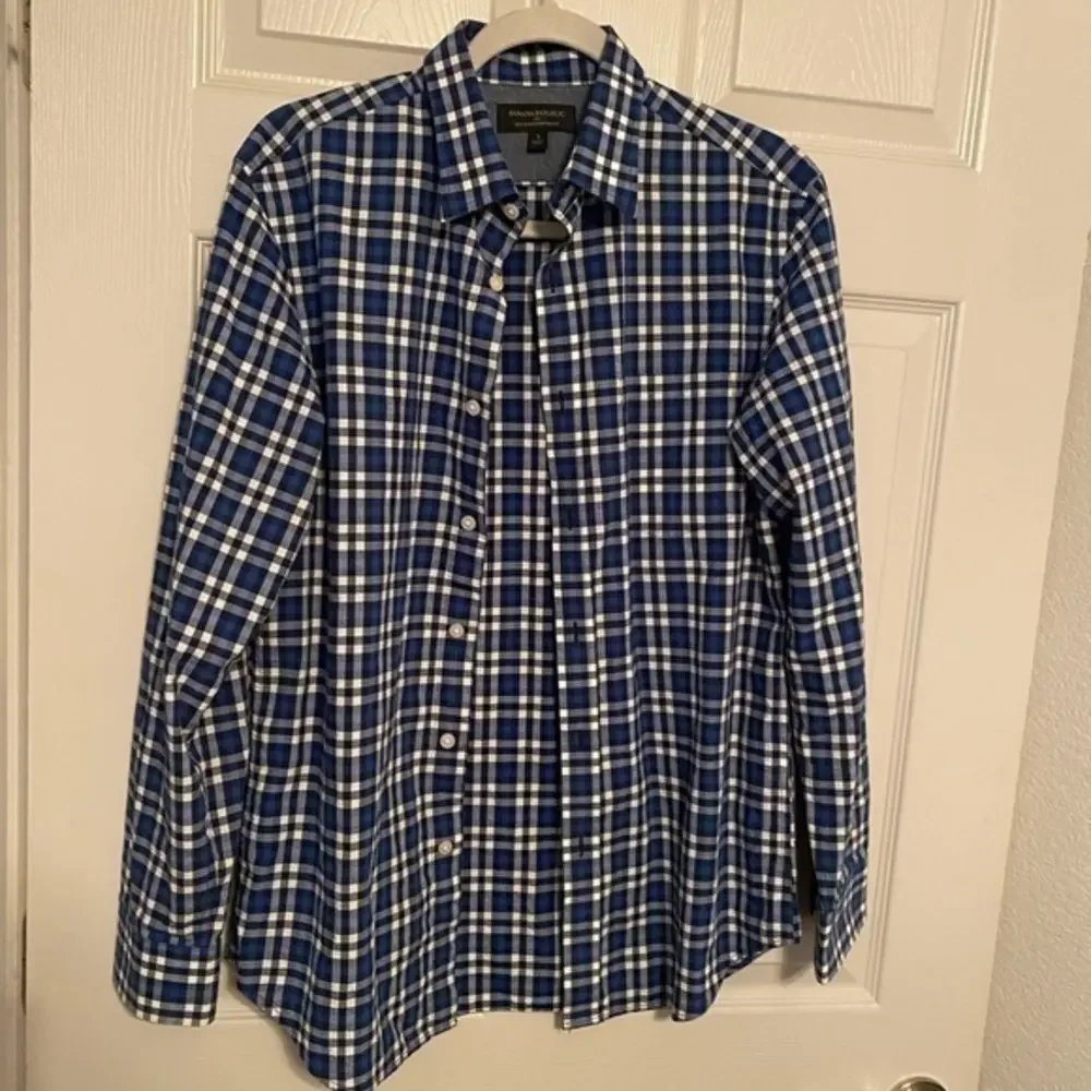 Men’s Banana Republic blue plaid shirt -Small